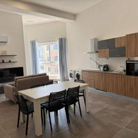 New Modern and Spacious 2B - by HostMT: Taʼ Penza şehrinde bir otel