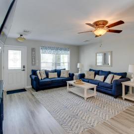 Family Home w/ Pool! 5 Mi to Ocean City Beach, hotel in Somers Point