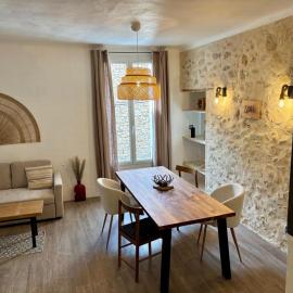 Loft avec balcon, hotelli kohteessa Cotignac