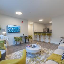 Opulence in Olive with Free Parking, 2 BR 2 baths Suite, 5 beds and Sleeps 8, hotel in Orange