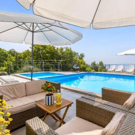Villa Alternus-apartman Dora, hotel sa Ičići