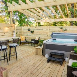 Hot Tub Fire Pit Oasis 3mi to Downtown, ξενοδοχείο σε Ράλεϊ