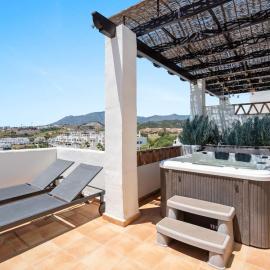 Sea View Apartment with Private Jacuzzi - Sunset Golf, Estepona, готель у місті Естепона