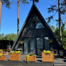 Pine house with sauna and hot tub, hotel a Skulte