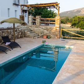 LA CASA DE LA HUERTA Stylish family cottage in Malaga countryside