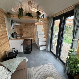 Tiny forest lodge with direct access to forest and nature、Anlooのホテル