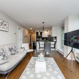 Spacious Downtown Condo with Pool Gym & Parking