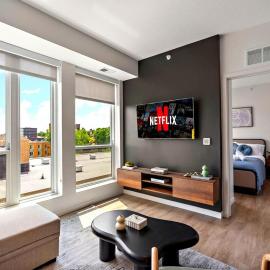 W517 Stylish 1Bd In Heart of Minneapolis, Minutes From Minneapolis Convention Center & US Bank Arena, hotel in Minneapolis