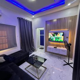 Magnanimous Apartments 1bedroom flat at Ogudu 15 mins to the Airport, hotell i Lagos