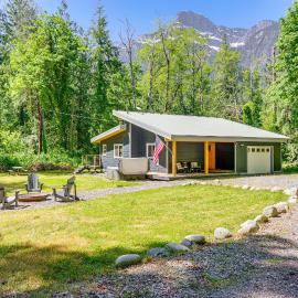 Deck, Hot Tub & Views: Sleek Getaway in Index!، فندق في Index