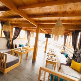 Moonlight Surf Hostel โรงแรมในทากาเซาท์