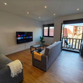 Apartamento premium en el centro de Muxía - Balcón - Cama King Size - TV 65"، فندق في موتشيا