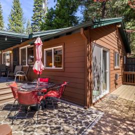 Cozy Lakeside Cabin-Lake Almanor-BoatRamp-Pets-Fun: Westwood şehrinde bir otel