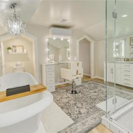 Romantic Getaway Hideout | Soak, Sip, and Relax, Hotel in McQueeney