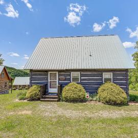 2 Mi to Mabry Mill: Mtn-View Cabin w/ Porch!, hotel in Meadows of Dan