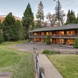Bear's Den @CN Lodge #5، فندق في Ponderosa