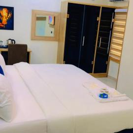 Triple J Universal Hotel and Suites, отель в Асабе