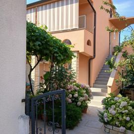 Apartment Flores centre, hotel i Novalja
