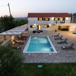Viesnīca Villa Pietra- Modern rustic poolside oasis pilsētā Benkovaca