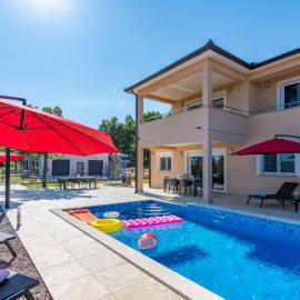 Villa Mia in Labin, a two apartment villa with pool close to the sea โรงแรมในKrapan