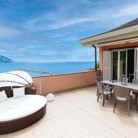 304 - Casa Sofia con Terrazza VISTA MARE, 500metri dalla Spiaggia, ξενοδοχείο σε Ospedaletti