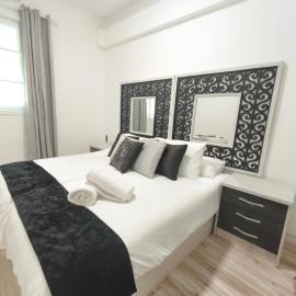 Charming Central Ground Home just off Main ST!, hotel Gibraltárban