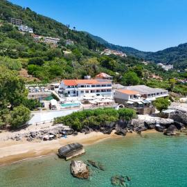 Kostas Beachfront Suite