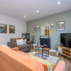 Pass the Keys Family Friendly home in Baildon Court-Free Parking