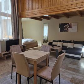 Downtown Apartman - Friends โรงแรมในเยอร์