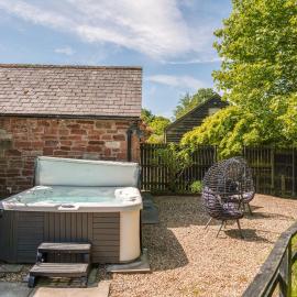 Beckside Cottage, near Carlisle romantic cottage with hot tub