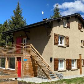 Grand appartement dans chalet en bordure de forêt - Lac de Matemale, hotel din Matemale