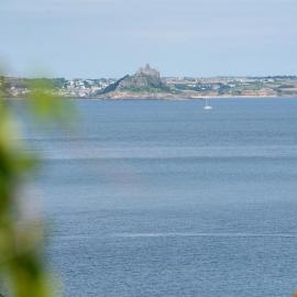 Stylish Retreat in Mousehole with Sea Views, хотел в Маусхол