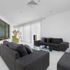 Two-level Modern Apartment with Spacious Terrace - Ideal Place for the Holiday by Noclegi Renters, hotell sihtkohas Wisełka
