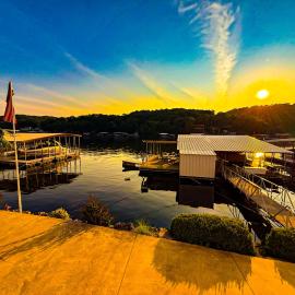 Lakefront 5BD/3BA/Dock/Firepit/Pet Friendly-17PP, hotel v mestu Camdenton