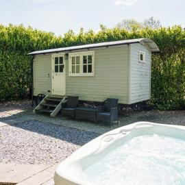 The Snug, Netherby, cute shepherds hut with hot tub in a rural location