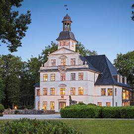 GUT KLETKAMP "Storchennest" - Ferienwohnung im Schlossturm mit 3 Schlafzimmern I Panorama-Turmzimmer mit Naturblick I Gemeinschaftsgarten I 15 Min zur Ostsee I Küche I Parkplatz I WLAN, hotel a Kletkamp