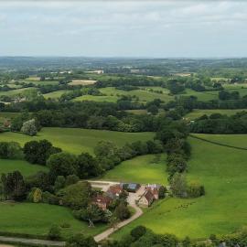 Frame Farm - Sleeps 20 in 1-6 Weaver's Cottages & The Byre barn, hotel in Benenden