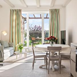 GUT KLETKAMP "Mühlenhof 2" - Ruhige Ferienwohnung mit 2 Schlafzimmern I Terrasse mit See- & Naturblick I Gemeinschaftsgarten I 15 Min zur Ostsee I Küche I Parkplatz I Waschmaschine I WLAN