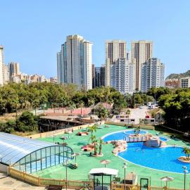 Apartamento con piscina de verano e invierno, hotel in Villajoyosa