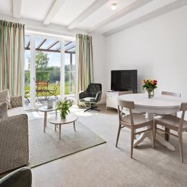 GUT KLETKAMP "Mühlenhof 3" - Ruhige Ferienwohnung mit 2 Schlafzimmern I Terrasse mit See- & Naturblick I Gemeinschaftsgarten I 15 Min zur Ostsee I Küche I Parkplatz I Waschmaschine I WLAN – hotel w mieście Kletkamp