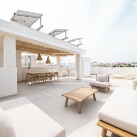 The Q Penthouse, apt with boho-chic rooftop, by OYOOSTAYS, hotel Rojalesben