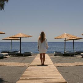 Black Rose Beach Suites، فندق في بيريفولّوس