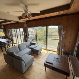 Private villa with natural hot spring rock bath for up to 9 guests Includes 3 bedrooms ideal for groups Mt Fuji view from the second floor Grandview Minamihakone, hotelli kohteessa Kannami