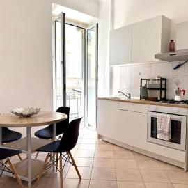 Appartamento per 5 persone su una scalinata storica a 9 minuti a piedi dalla stazione e 12 dal centro - Vista sui tetti della città - Zona collinare residenziale