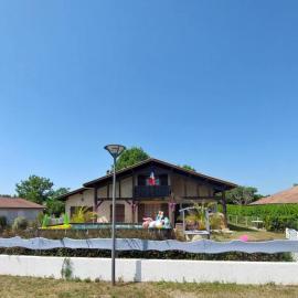 Gîte des Lauriers Roses - Piscine collective, Spas et jardins privés - 7 kms de la plage de Lespecier – hotel w mieście Bias