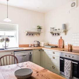 Cosy cottage with stunning views, close to Ludlow, hotel in Bucknell