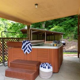 2 Mi to Dtwn: Spacious Gatlinburg Home w/ Hot Tub!