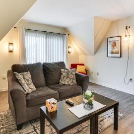 Walk to Town: Charming Unit w/ Balcony in Bedford!, hotel in Bedford