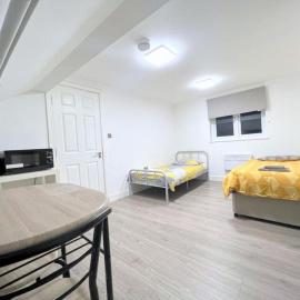 New Spacious 7-bedroom house in Sutton (S London), hotel in Sutton