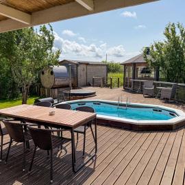 Seaside Retreat with Hot tub,Sauna, Pool & BBQ โรงแรมในLao
